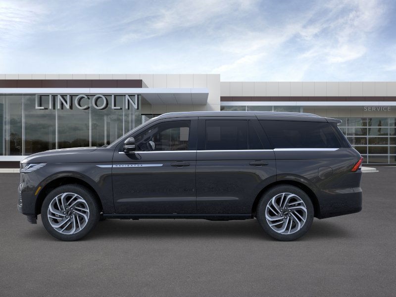 Lincoln Navigator Vehicle Full-screen Gallery Image 03