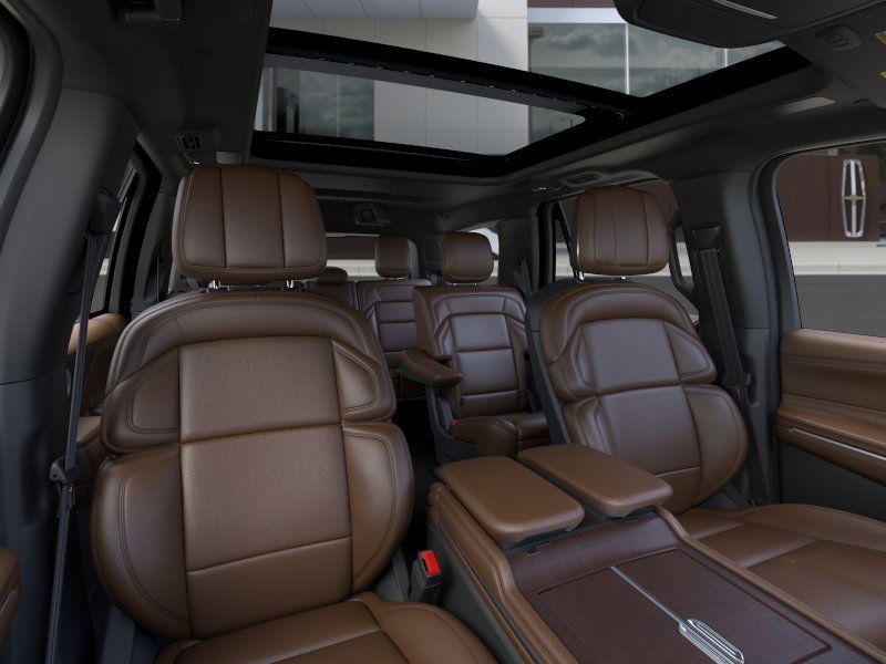 Lincoln Navigator Vehicle Full-screen Gallery Image 11