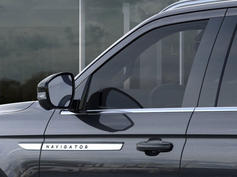 Lincoln Navigator Vehicle Full-screen Gallery Image 21