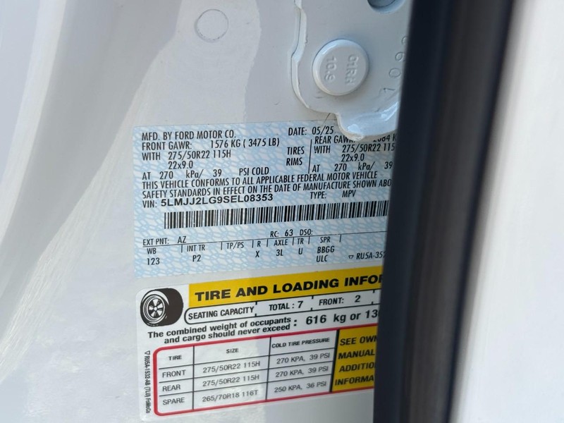 Lincoln Navigator Vehicle Full-screen Gallery Image 28