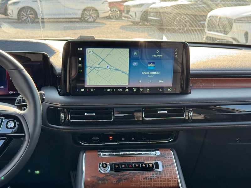 Lincoln Aviator Vehicle Full-screen Gallery Image 16