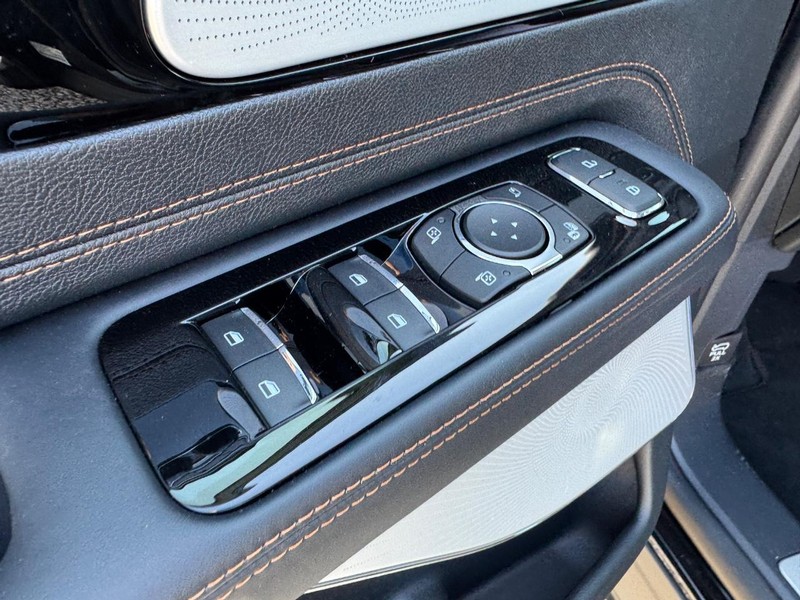 Lincoln Aviator Vehicle Full-screen Gallery Image 19