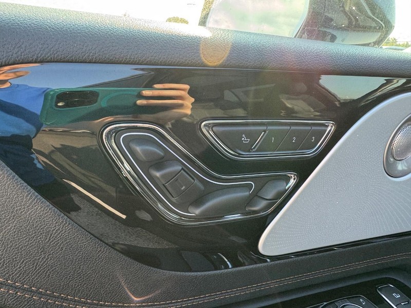 Lincoln Aviator Vehicle Full-screen Gallery Image 20