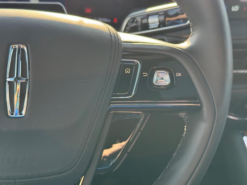 Lincoln Aviator Vehicle Full-screen Gallery Image 23