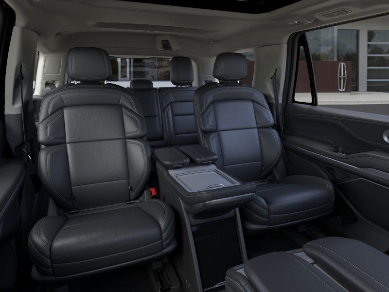 Lincoln Navigator Vehicle Full-screen Gallery Image 12
