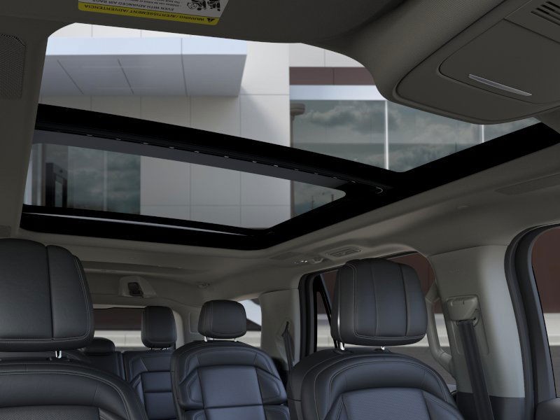 Lincoln Navigator Vehicle Full-screen Gallery Image 23