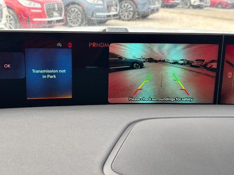 Lincoln Navigator Vehicle Full-screen Gallery Image 25