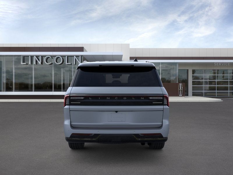 Lincoln Navigator L Vehicle Full-screen Gallery Image 05