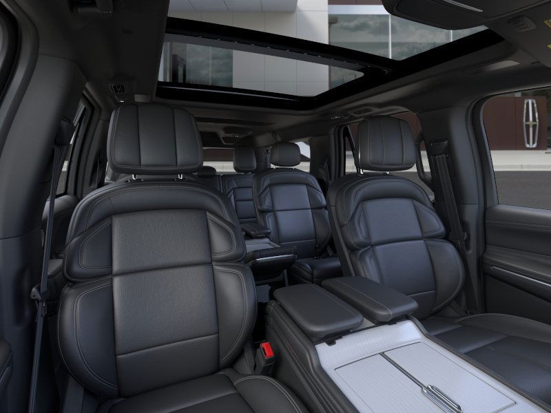 Lincoln Navigator L Vehicle Full-screen Gallery Image 11