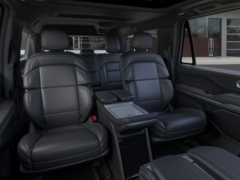 Lincoln Navigator L Vehicle Full-screen Gallery Image 12