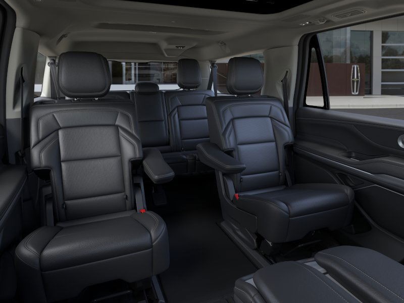 Lincoln Navigator L Vehicle Full-screen Gallery Image 12