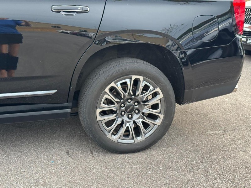 GMC Yukon Vehicle Full-screen Gallery Image 10