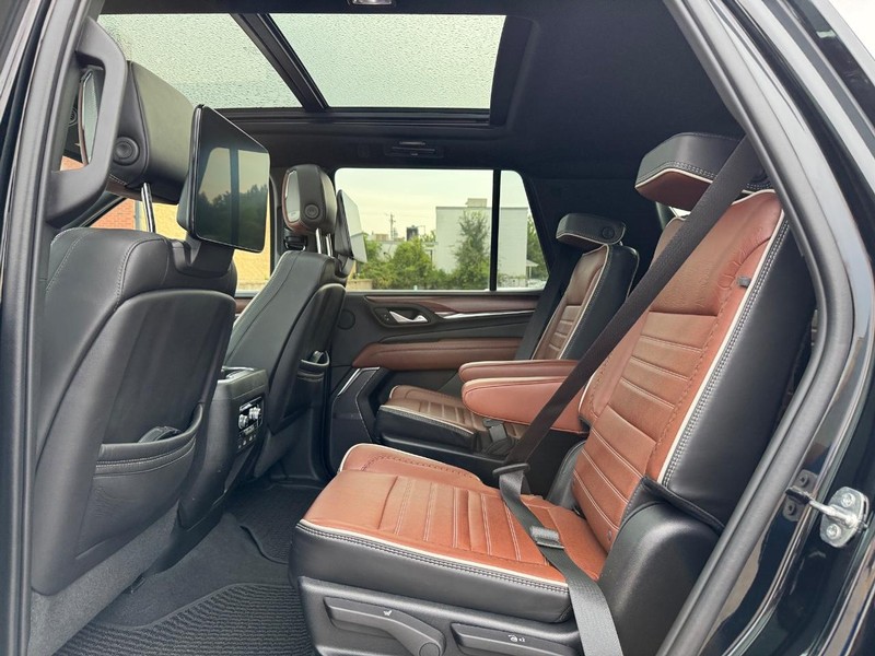 GMC Yukon Vehicle Full-screen Gallery Image 11