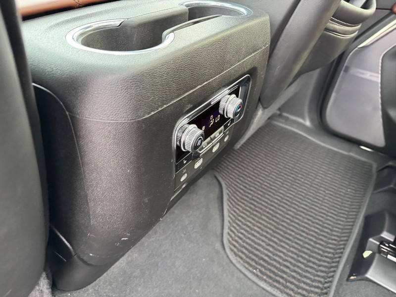 GMC Yukon Vehicle Full-screen Gallery Image 14