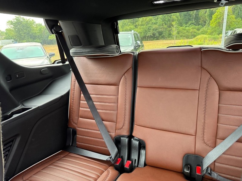 GMC Yukon Vehicle Full-screen Gallery Image 15