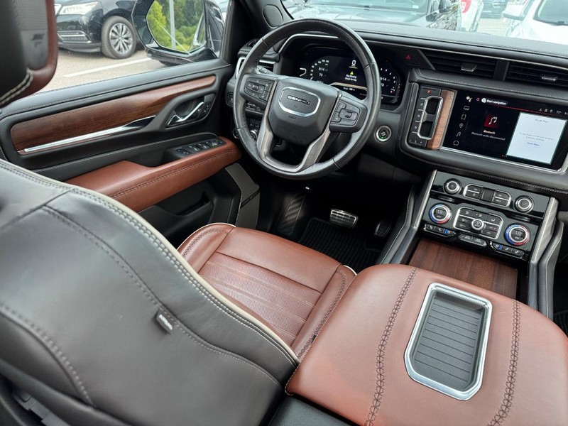 GMC Yukon Vehicle Full-screen Gallery Image 17