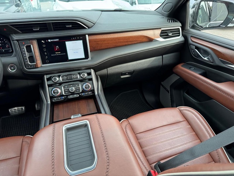 GMC Yukon Vehicle Full-screen Gallery Image 19