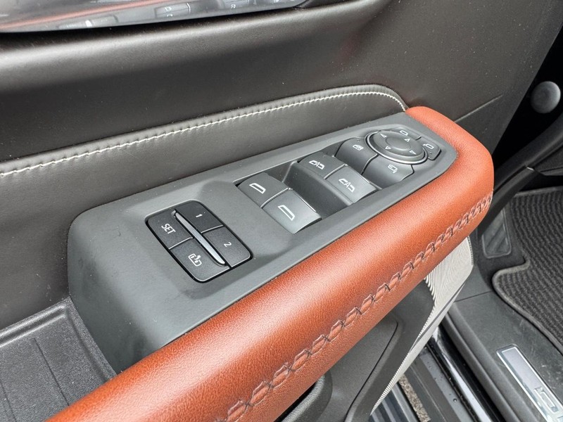 GMC Yukon Vehicle Full-screen Gallery Image 20