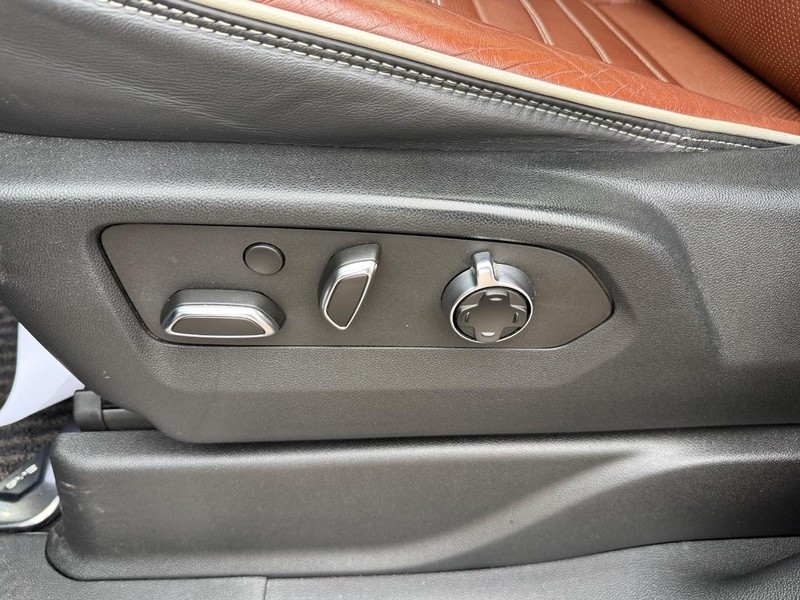 GMC Yukon Vehicle Full-screen Gallery Image 21