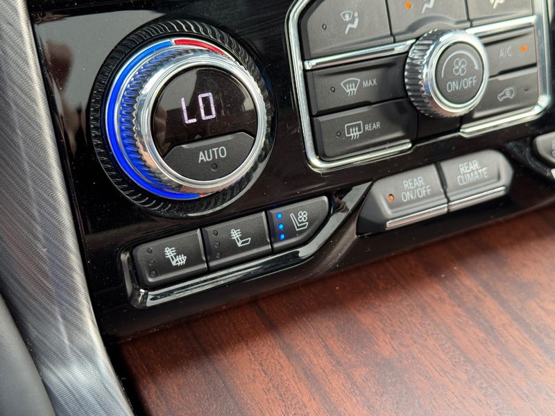 GMC Yukon Vehicle Full-screen Gallery Image 25