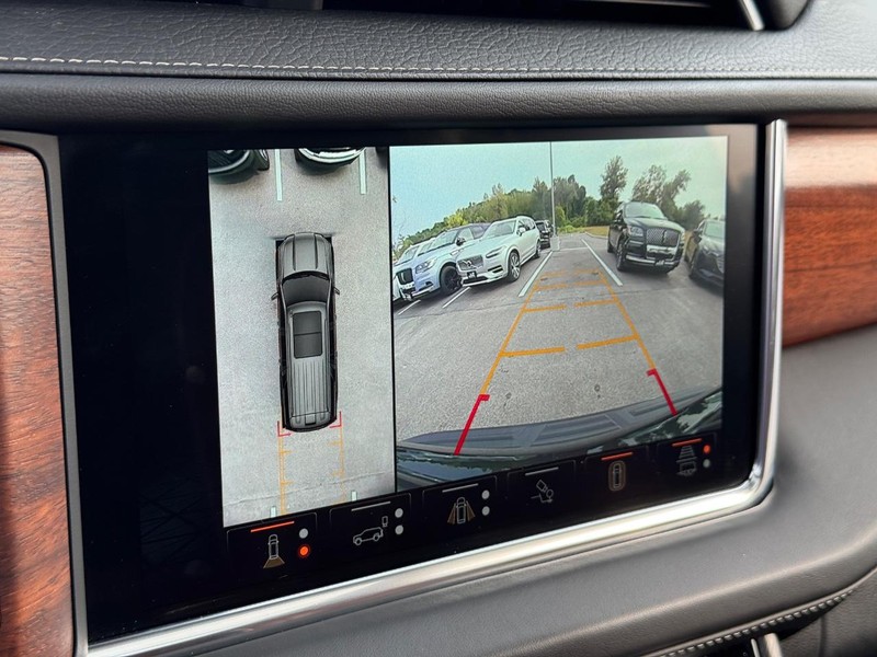 GMC Yukon Vehicle Full-screen Gallery Image 26