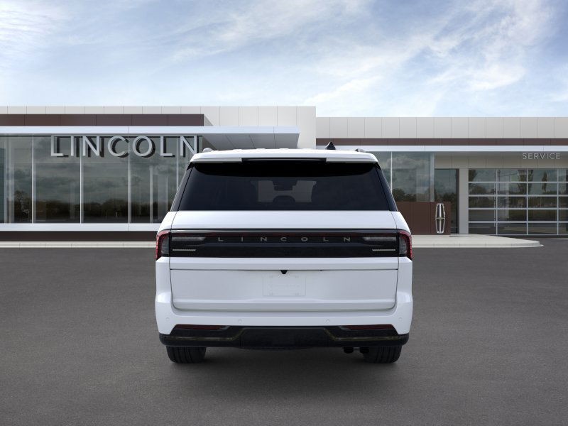 Lincoln Navigator L Vehicle Full-screen Gallery Image 05