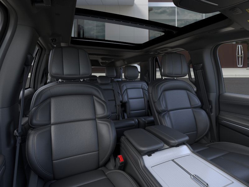 Lincoln Navigator L Vehicle Full-screen Gallery Image 11