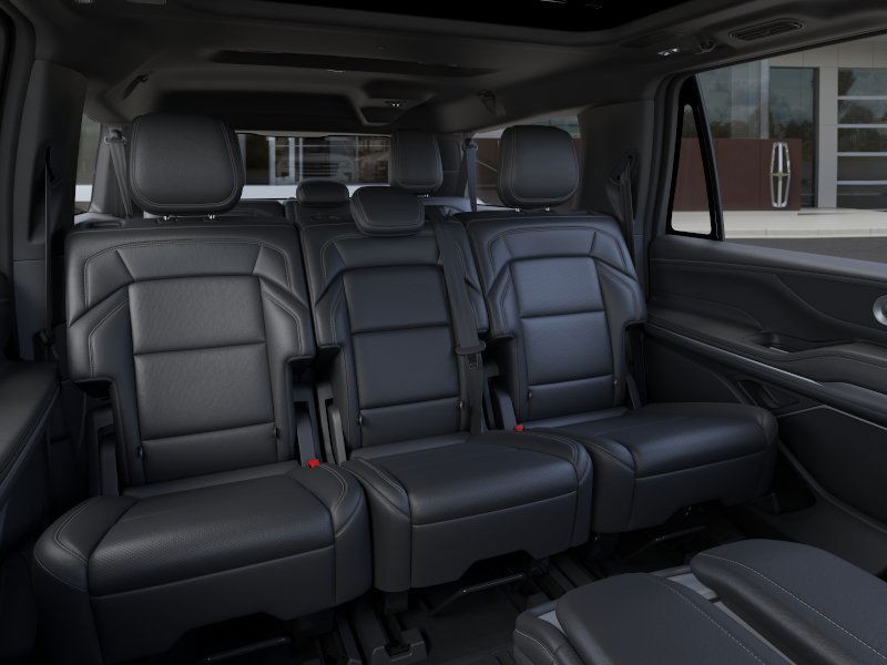 Lincoln Navigator L Vehicle Full-screen Gallery Image 12