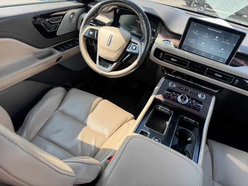 Lincoln Aviator Vehicle Full-screen Gallery Image 13