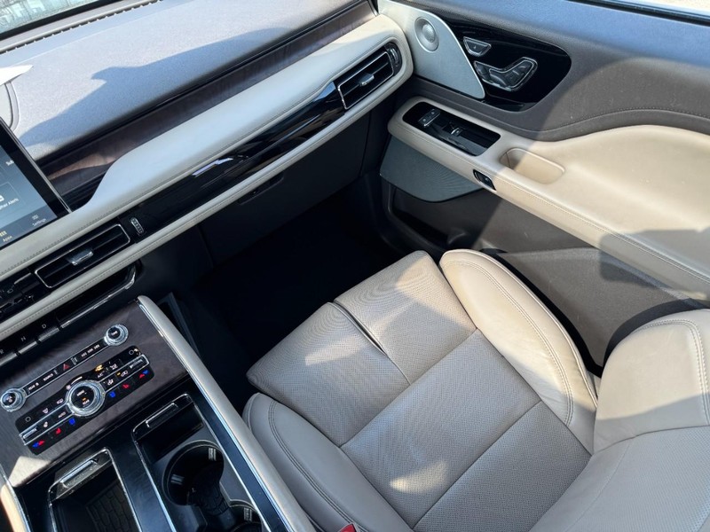 Lincoln Aviator Vehicle Full-screen Gallery Image 15