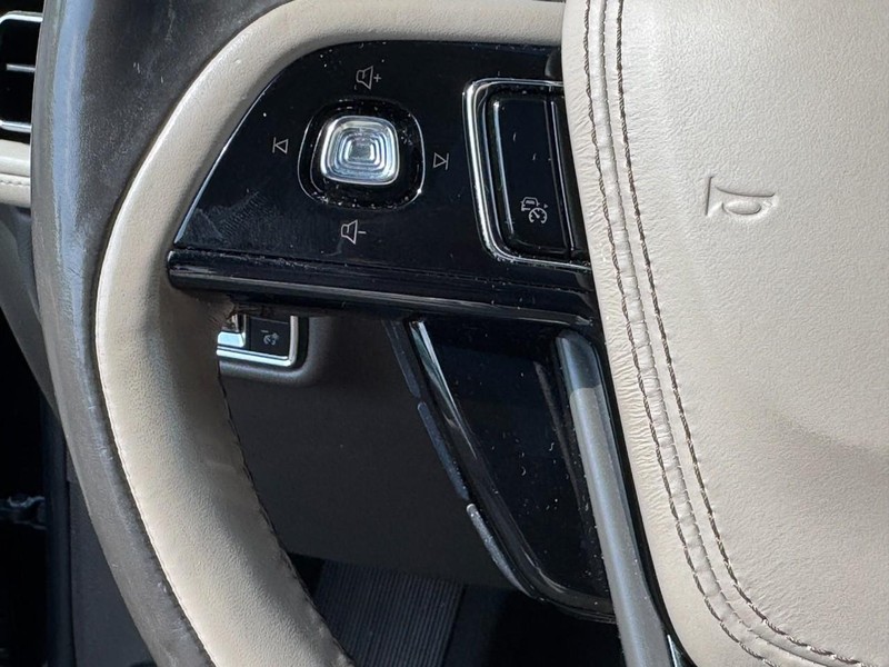 Lincoln Aviator Vehicle Full-screen Gallery Image 18