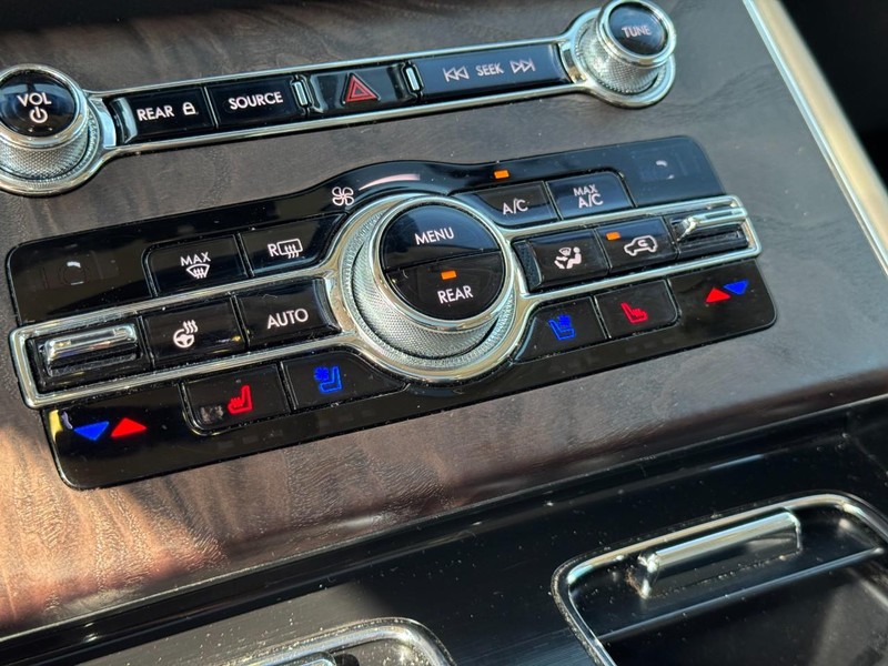 Lincoln Aviator Vehicle Full-screen Gallery Image 23