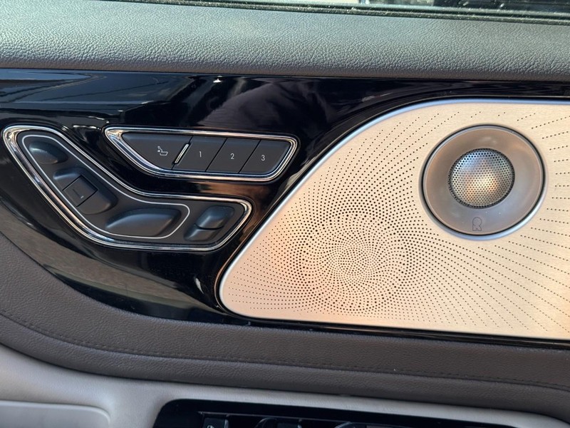 Lincoln Aviator Vehicle Full-screen Gallery Image 24