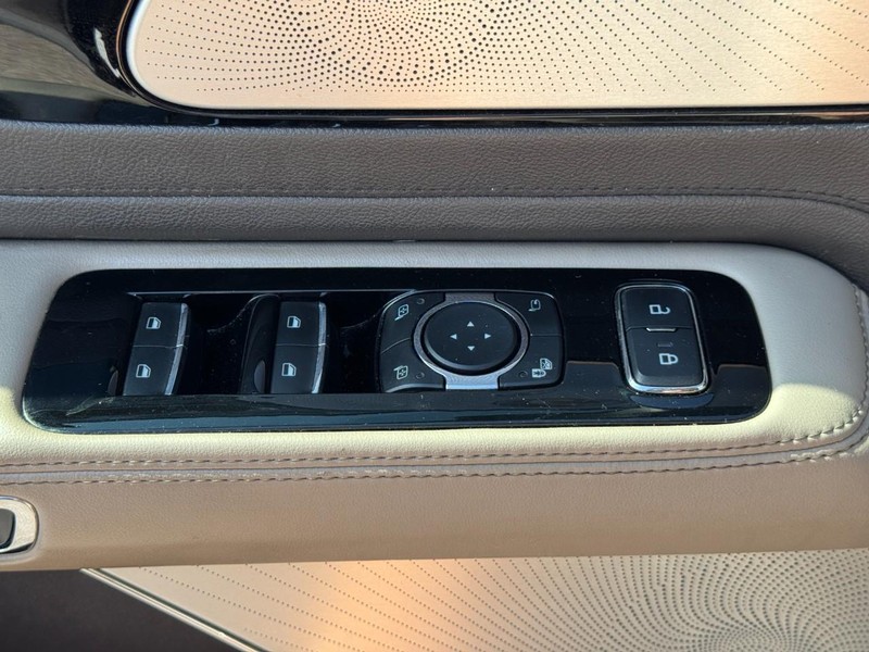 Lincoln Aviator Vehicle Full-screen Gallery Image 25