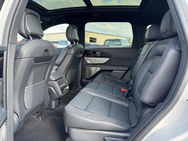 Lincoln Nautilus Vehicle Full-screen Gallery Image 11