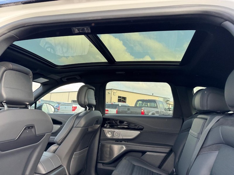 Lincoln Nautilus Vehicle Full-screen Gallery Image 12