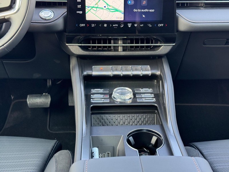 Lincoln Nautilus Vehicle Full-screen Gallery Image 16