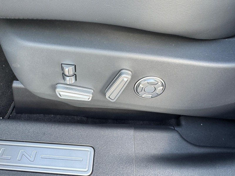 Lincoln Nautilus Vehicle Full-screen Gallery Image 17