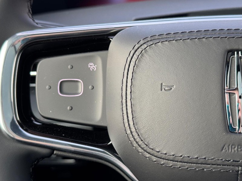 Lincoln Nautilus Vehicle Full-screen Gallery Image 21