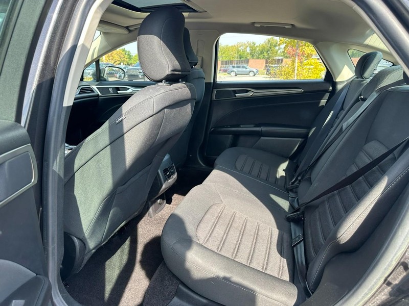 Ford Fusion Hybrid Vehicle Full-screen Gallery Image 10