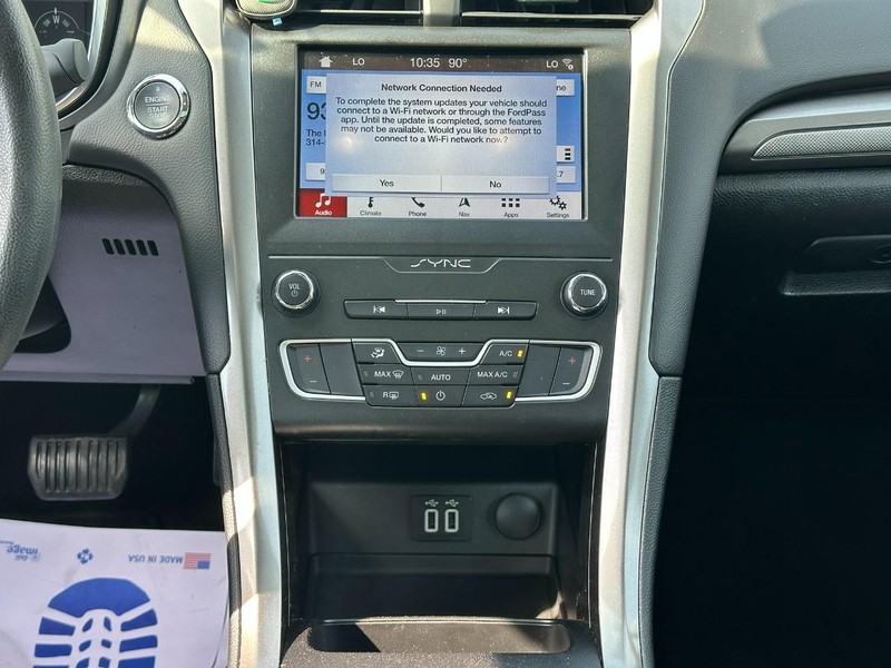 Ford Fusion Hybrid Vehicle Full-screen Gallery Image 14