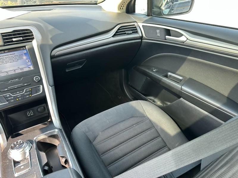 Ford Fusion Hybrid Vehicle Full-screen Gallery Image 16