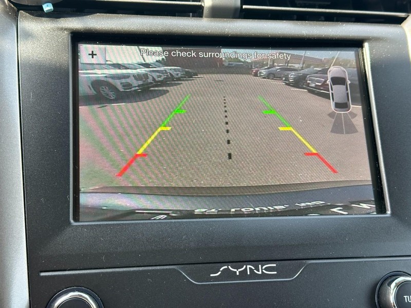 Ford Fusion Hybrid Vehicle Full-screen Gallery Image 23