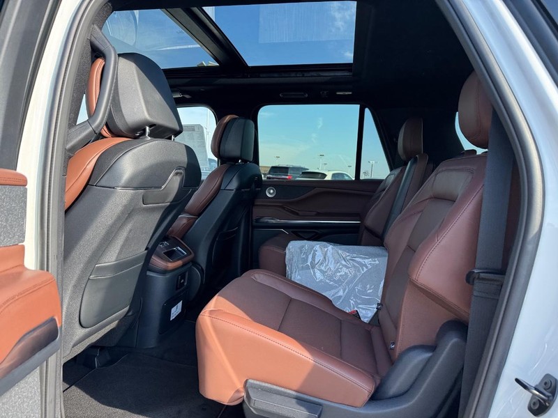 Lincoln Navigator L Vehicle Full-screen Gallery Image 11