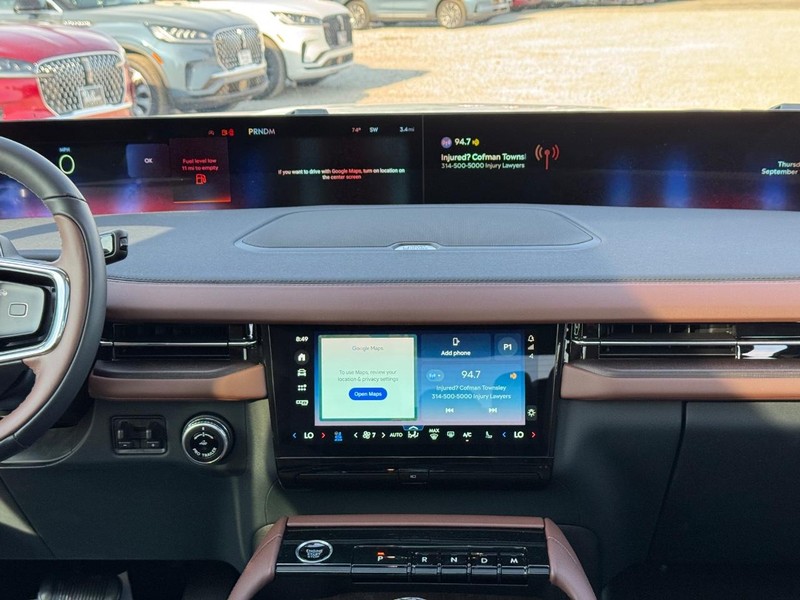 Lincoln Navigator L Vehicle Full-screen Gallery Image 18