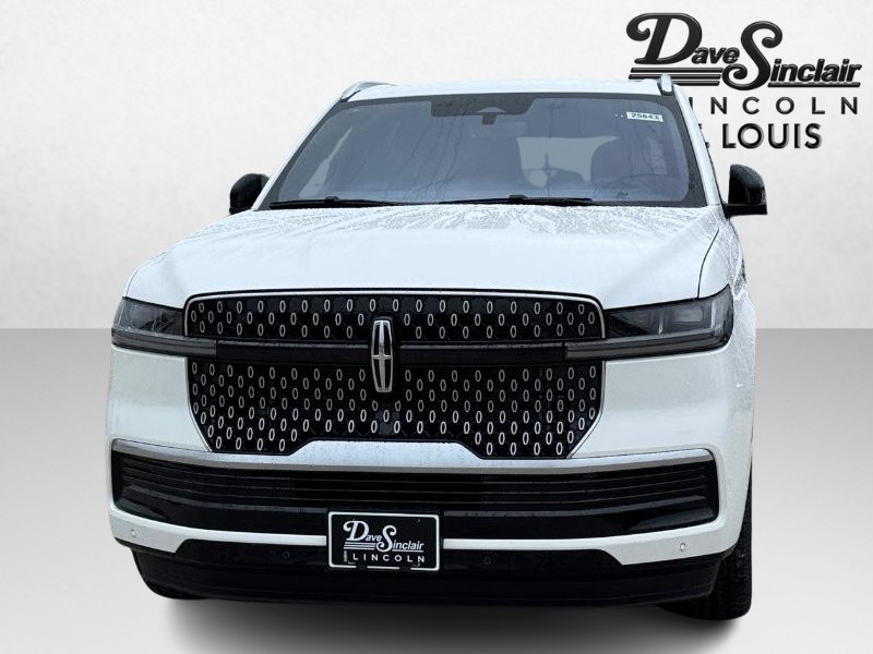 Lincoln Navigator Vehicle Full-screen Gallery Image 02