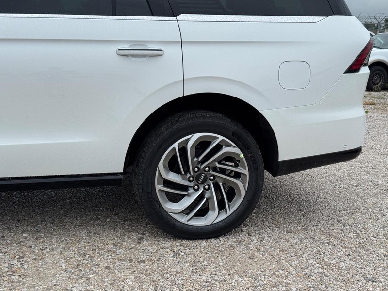 Lincoln Navigator Vehicle Full-screen Gallery Image 10