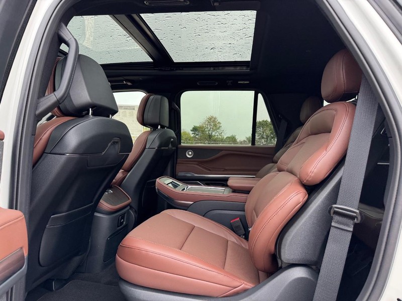 Lincoln Navigator Vehicle Full-screen Gallery Image 11