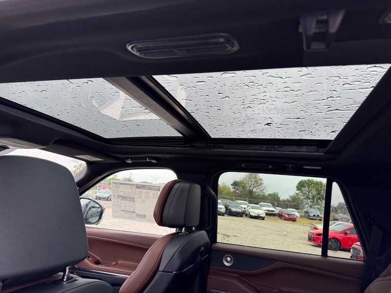 Lincoln Navigator Vehicle Full-screen Gallery Image 12