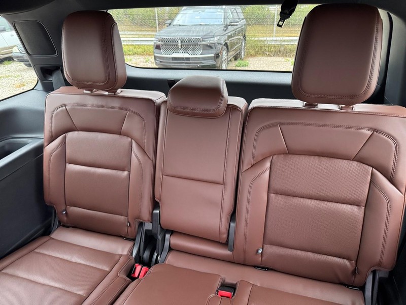 Lincoln Navigator Vehicle Full-screen Gallery Image 13